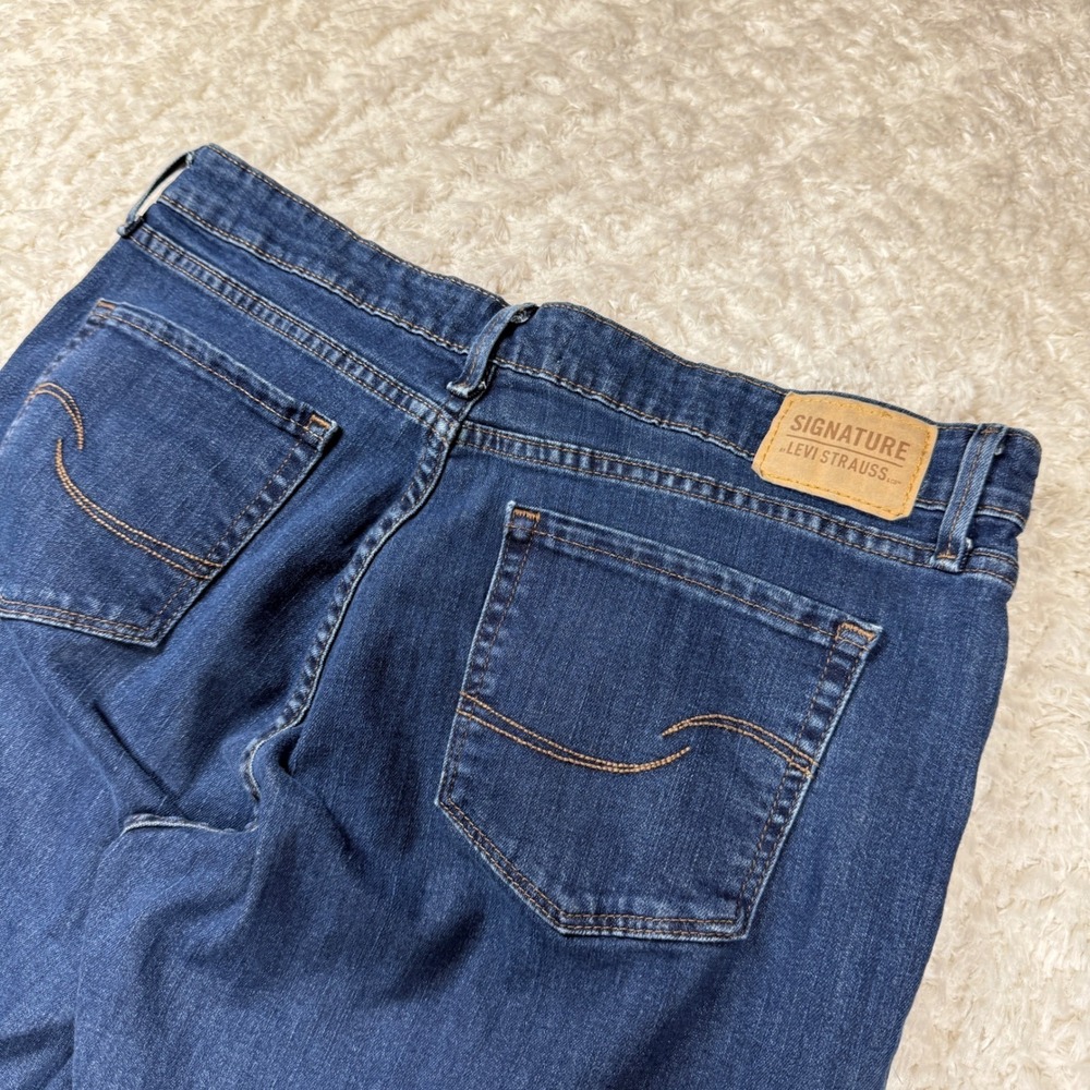 Signature Levi Strauss Mid-Rise Capri Jeans Women's 14 Dark Wash Denim Casual - Picture 3 of 12